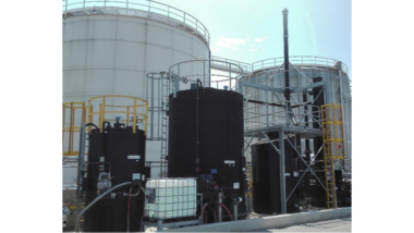 Oxidative scrubber with polishing dry filter for the removal of dimethyldisulfide (DMDS)