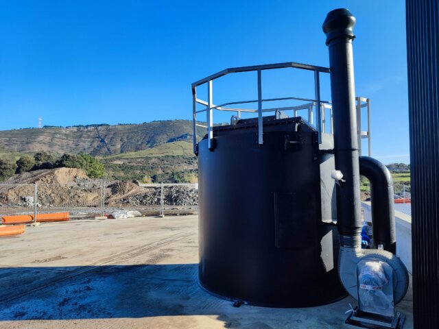 Dry scrubber with solid sorbents for removing sulphur compounds, acids, halogens and VOCs with controlled contact time and high efficiency.